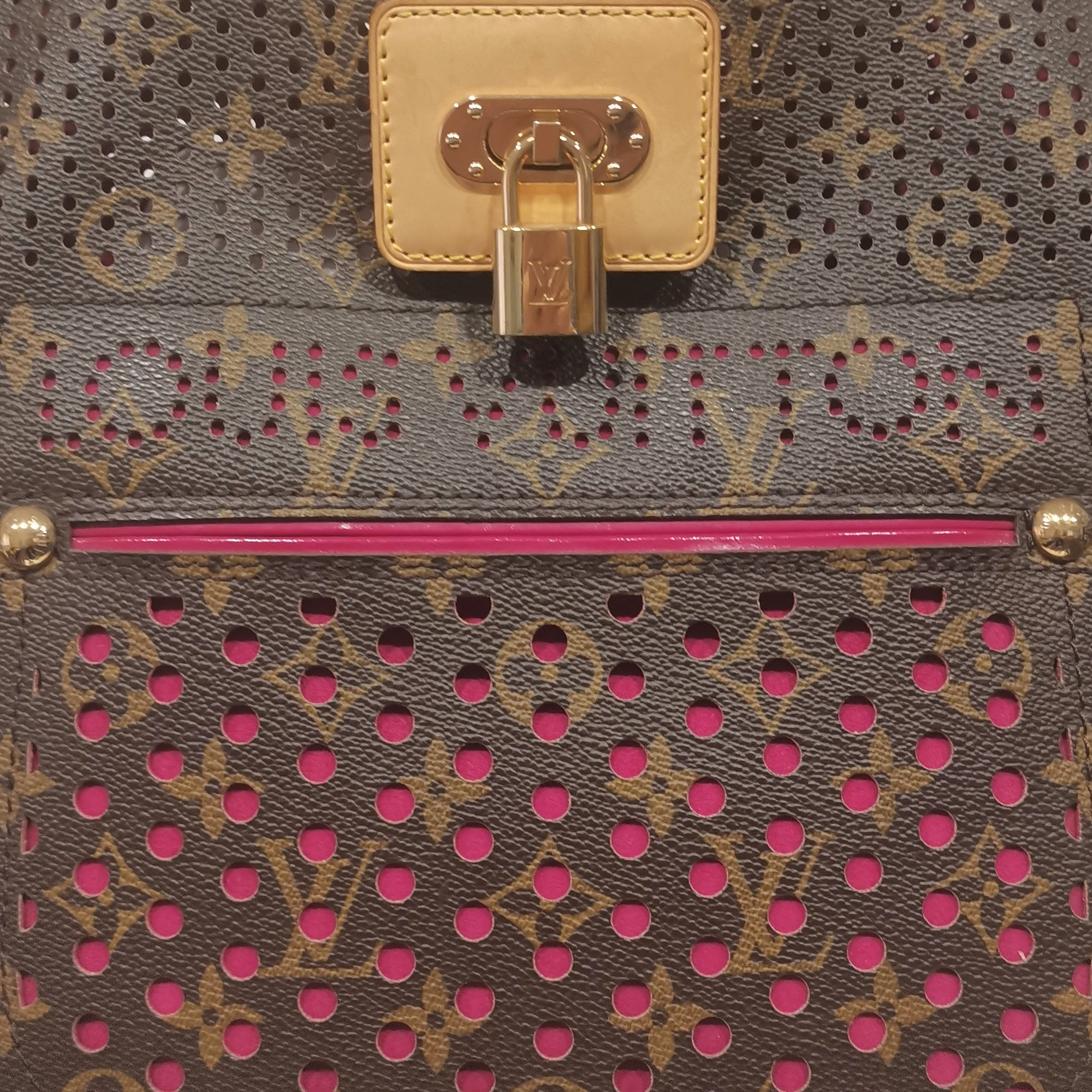 Muy buen estado - Louis Vuitton E.L. Musette Fucsia Perforado