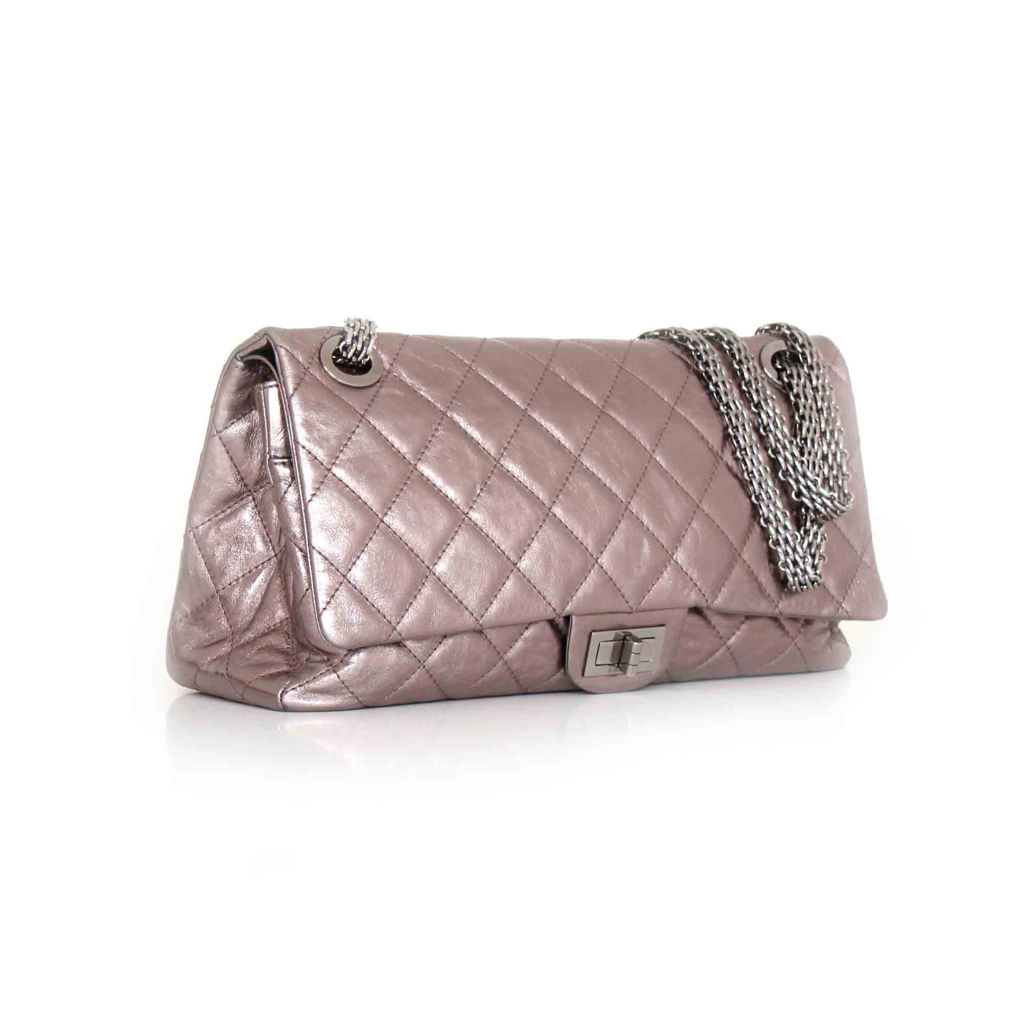 Foto (1) de Bolso Chanel 2.55 Reissue 228 plateado metalizado con doble solapa