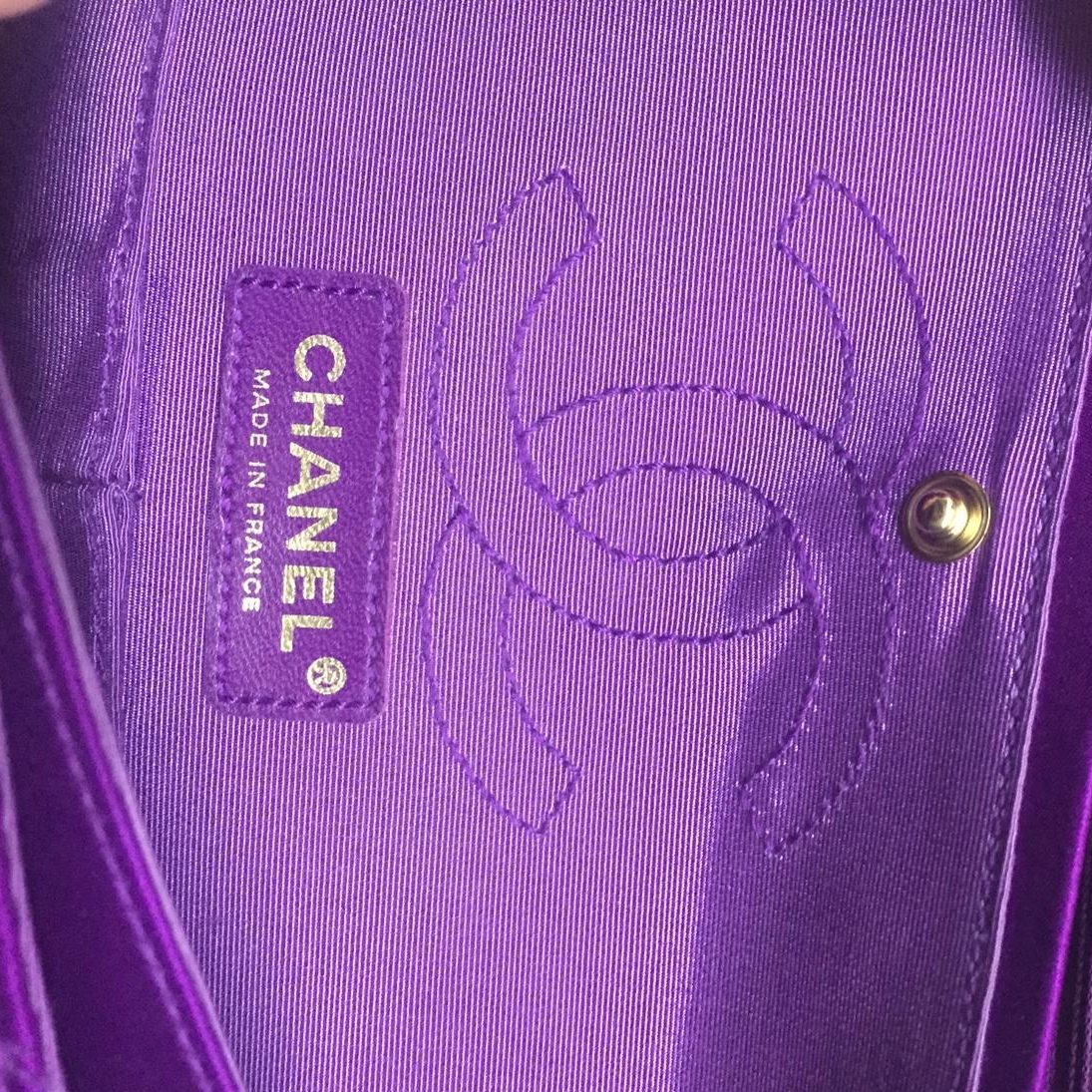 Foto (5) de Bolso CHANEL de satén coco acolchado morado con solapa East / West